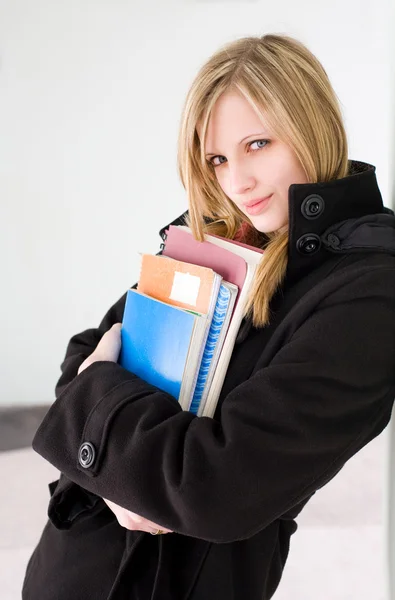 Atrakcyjny blond studentów kobieta. — Zdjęcie stockowe