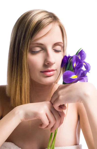 Pure Wellness-Schönheit mit Irisblume. — Stockfoto