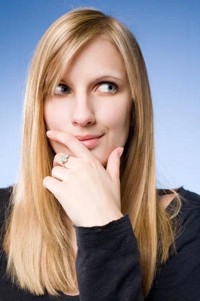 Niedliche junge Blondine grübelnd. — Stockfoto