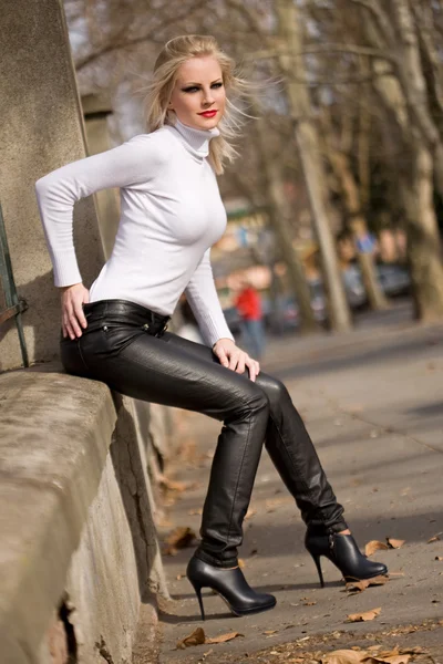 Jovem modelo de moda loira posando na rua . — Fotografia de Stock