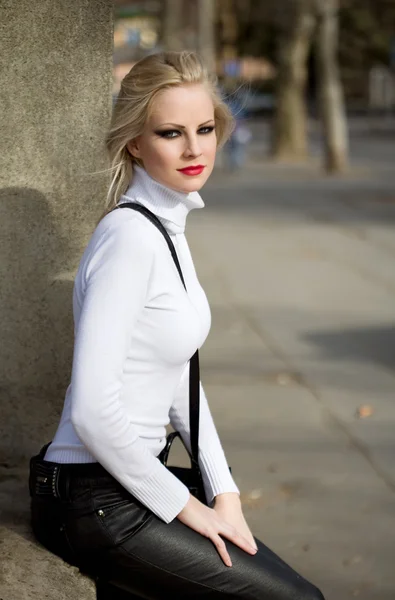 Jonge blonde fotomodel, die zich voordeed op de straat. — Stockfoto