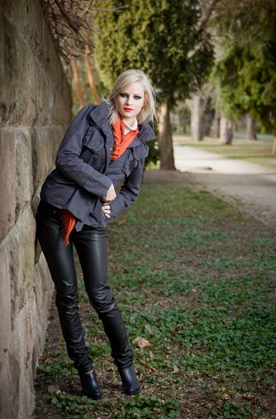 Jonge blonde mode model buitenshuis. — Stockfoto
