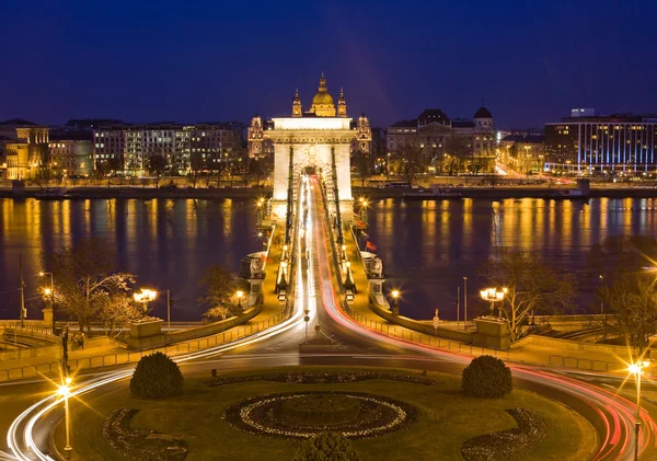 Mostu słynnego zabytkowego szechenyi w Budapeszcie. — Zdjęcie stockowe