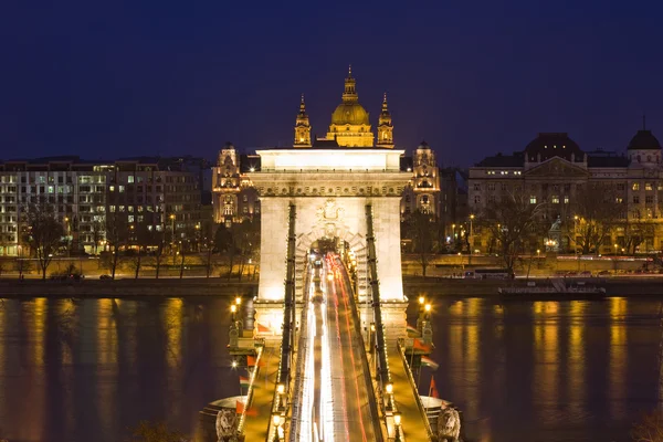 Most Łańcuchowy w nocy. — Zdjęcie stockowe