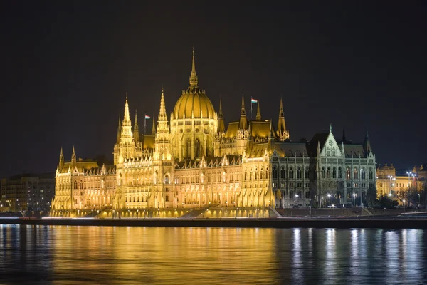 El parlamento húngaro se iluminó por la noche . — Foto de Stock