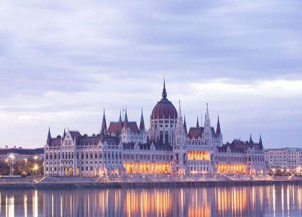 黎明的匈牙利 parliamtn. — 图库照片