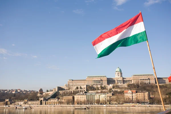 Węgierskiej flagi na zamku buda. — Zdjęcie stockowe