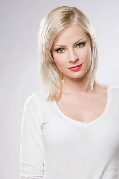 Krásná uvolněná blondýnka v elegantní make-up. — Stock fotografie