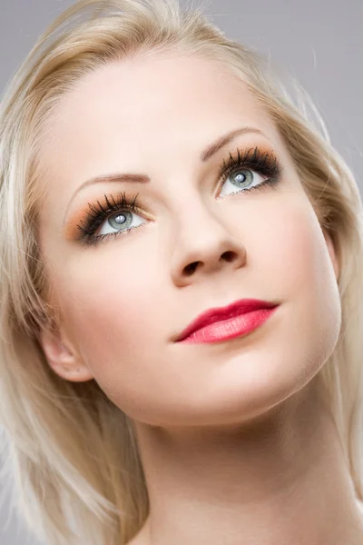 Schöne entspannte blonde Frau in elegantem Make-up. — Stockfoto