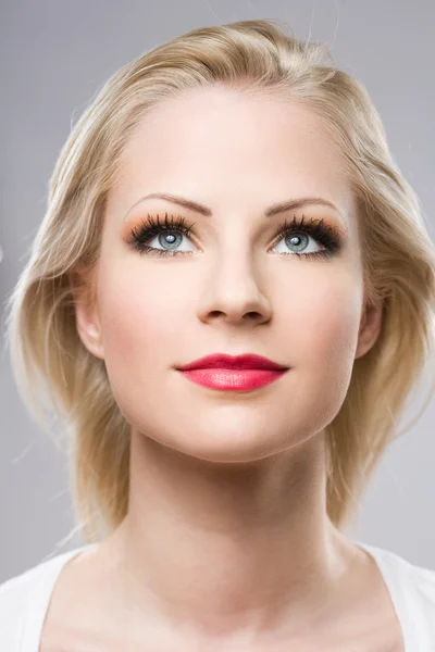 Όμορφη χαλαρή ξανθιά γυναίκα στο κομψό μακιγιάζ. — Φωτογραφία Αρχείου