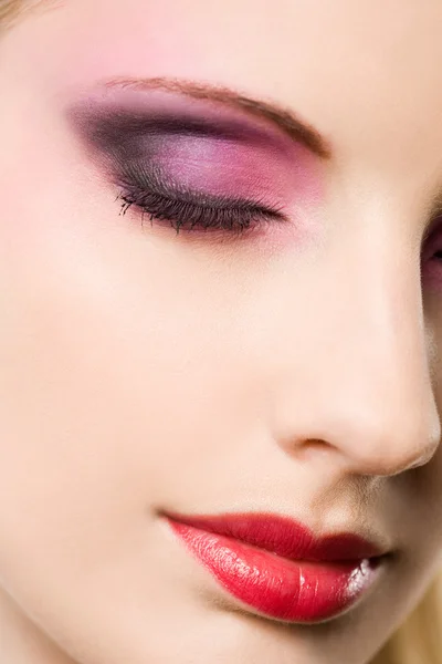 Retrato de cerca de una belleza rubia con maquillaje elegante . —  Fotos de Stock