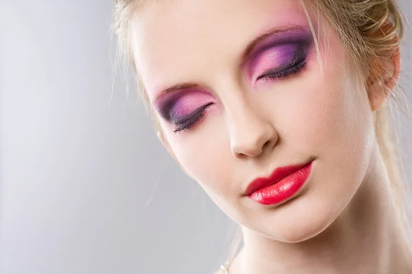 Closeup Πορτραίτο μιας ξανθός ομορφιάς με κομψό μακιγιάζ. — Φωτογραφία Αρχείου