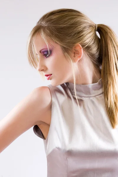 Vacker ung blond i retrostil silver klänning — Stockfoto