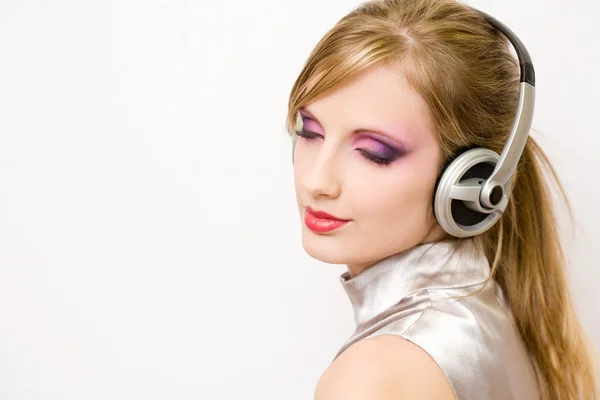 Piękne electro pop dziewczyna w słuchawkach. — Zdjęcie stockowe