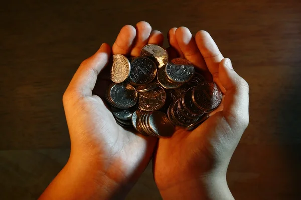Монеты в руках — стоковое фото