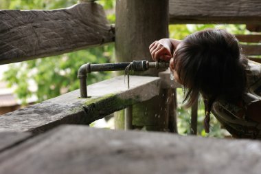 mangyan kabilesi kızı içme suyu musluk