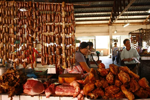 Vendedor de Mercado Vendendo Longganisa e Bagnet — Fotografia de Stock