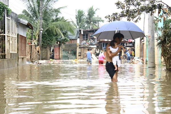 Gå på översvämningar vatten — Stockfoto