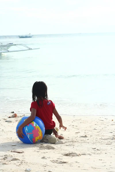 Kid Bermain oleh Pantai Boracay, Filipina — Stok Foto