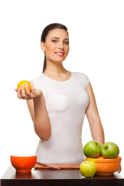 Junge Frau mit Früchten — Stockfoto