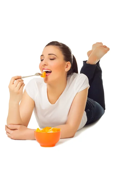 Junge Frau mit Schale Obstsalat — Stockfoto