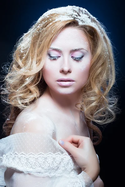 La hermosa chica rubia con un maquillaje de invierno con un atuendo blanco — Foto de Stock