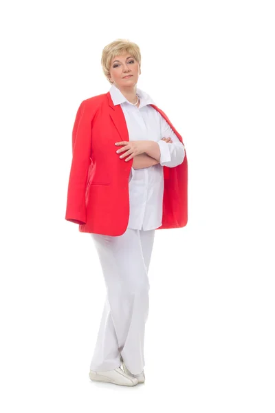 Retrato de una mujer adulta sonriente con una chaqueta roja de pie con —  Fotos de Stock