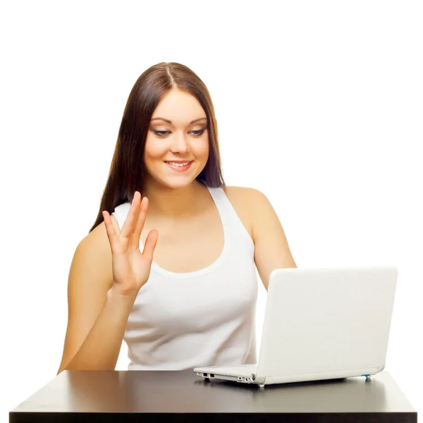 Den unge kvinnen med laptopen bak et bord. – stockfoto