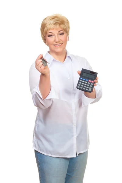 Retrato de una mujer adulta sonriente con calculadora y llave — Foto de Stock
