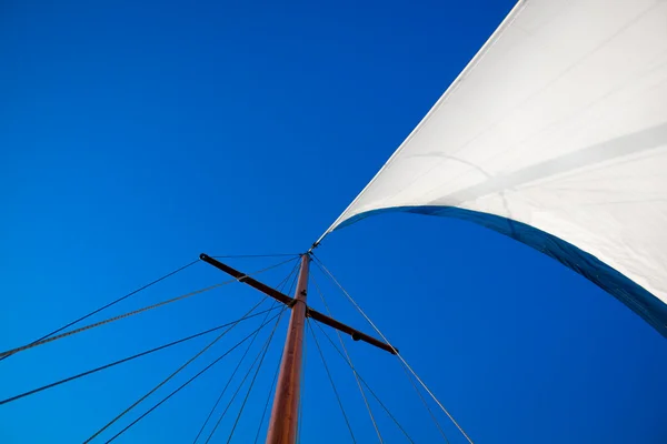 Tittar upp på masten på båten — Stockfoto