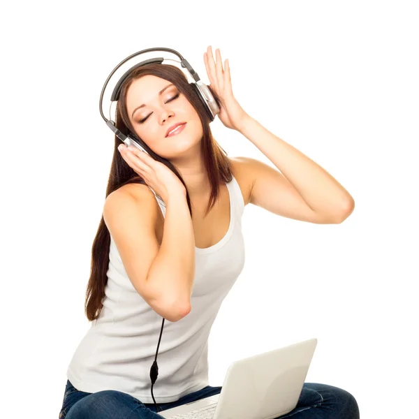 Beautiful girl listens to music through ear-phones — Stock Photo, Image