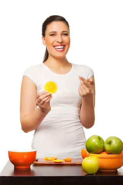 Giovane donna ridente con frutta — Foto Stock