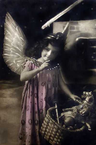 Küçük ve güzel bir kızla Vintage Noel Kartpostalı — Stok fotoğraf