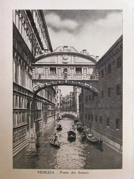 吊船在意大利威尼斯的大运河上老式明信片) — 图库照片