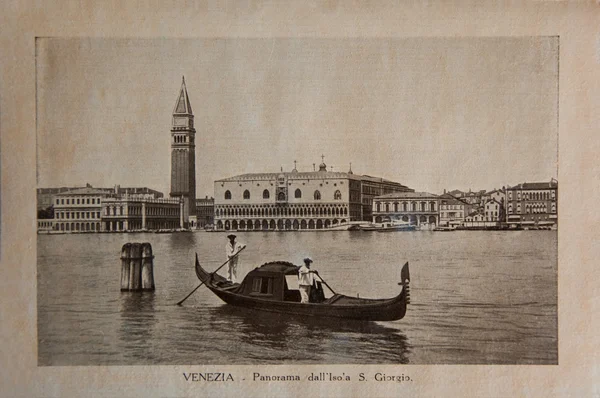 ITALY - CIRCA 1910: На рисунке, напечатанном в Италии, изображен панорамный вид Венеции с катером из гондолы, винтажные открытки серии "Италия", 1910 г. — стоковое фото