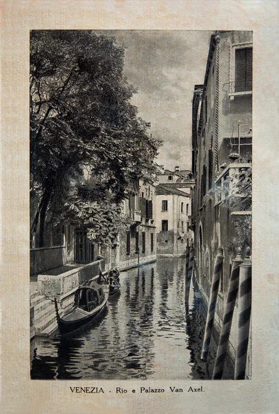 ITALY - CIRCA 1910: Картина, напечатанная в Италии, показывает изображение Палаццо Ван Акселя в Венеции, винтажные открытки серии "Италия", около 1910 года — стоковое фото