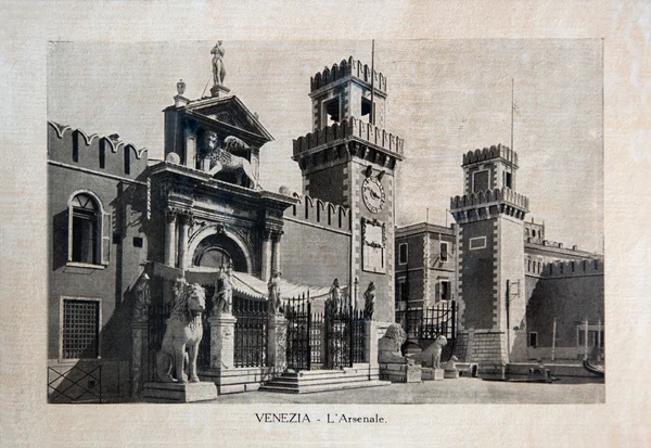 Italië - circa 1910: een foto afgedrukt in Italië toont beeld van palazzo l'arsenale in Venetië, antieke ansichtkaarten "Italië" serie, omstreeks 1910 — Stockfoto