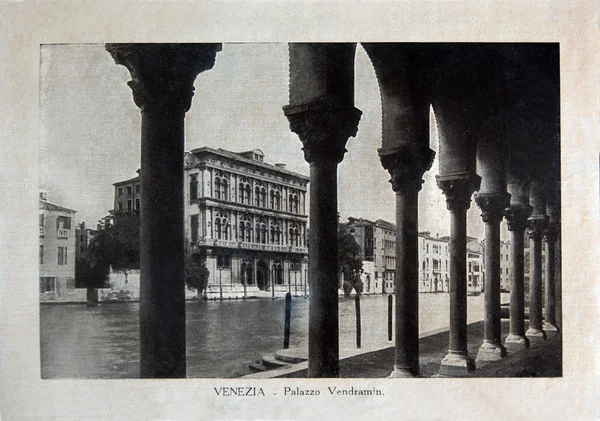 Italië - circa 1910: een foto afgedrukt in Italië toont beeld van palazzo vendramin in Venetië, antieke ansichtkaarten "Italië" serie, omstreeks 1910 — Stockfoto