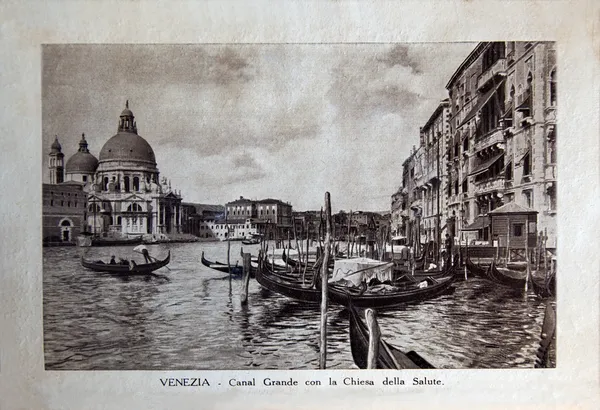 ITALIA - CIRCA 1910: Italiassa painettu kuva näyttää kuvan Grand Canal con la Chiesa della Salute Venetsiassa, Vintage postikortit "Italia" sarja, noin 1910 — kuvapankkivalokuva