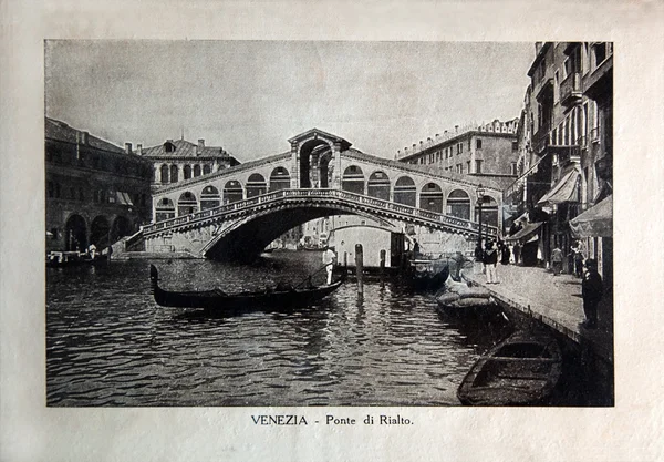 Italië - circa 1910: een foto afgedrukt in Italië toont beeld van Venetië weergave ponte di rialto met gondel boot, antieke ansichtkaarten "Italië" serie, omstreeks 1910 — Stockfoto