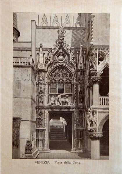 ITALY - CIRCA 1910: Картинка, напечатанная в Италии, показывает изображение Porta della Carta, винтажные открытки серии "Италия", около 1910 года — стоковое фото