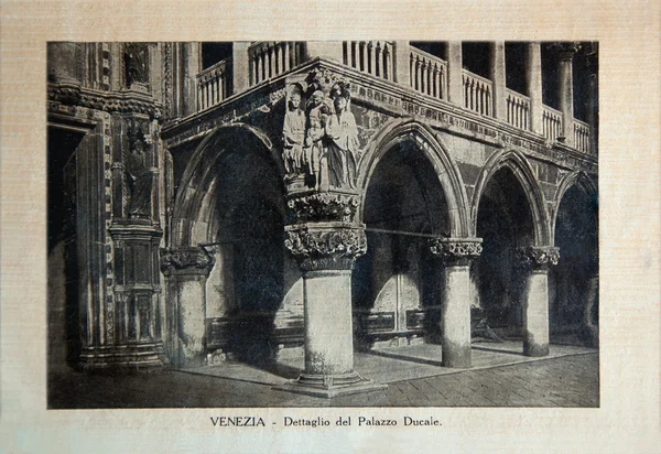 Włochy - ok. 1910: Obraz wydrukowany we Włoszech pokazuje obraz Pałac Dożów w Wenecji, archiwalne pocztówki serii "Włochy", około 1910 — Zdjęcie stockowe