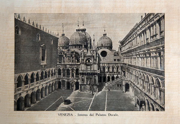 Italië - circa 1910: een foto afgedrukt in Italië toont beeld van palazzo ducale in Venetië, antieke ansichtkaarten "Italië" serie, omstreeks 1910 — Stockfoto