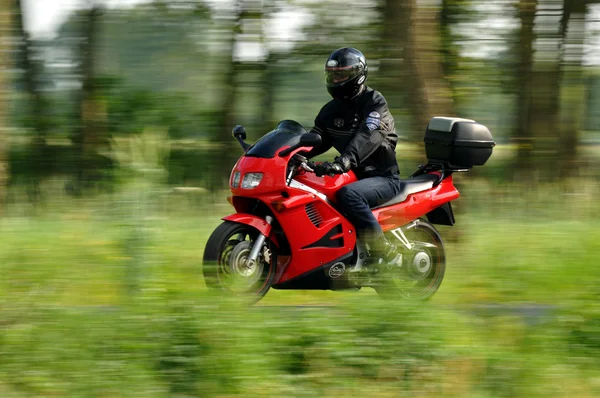 Adam bir motosiklet — Stok fotoğraf