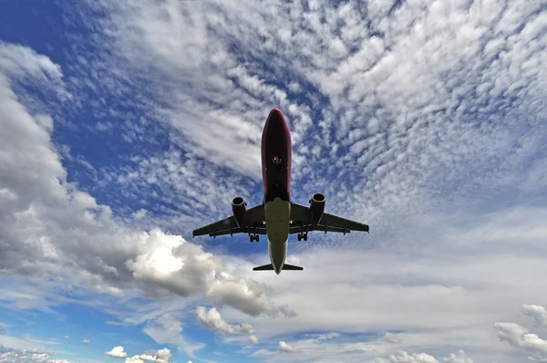 Flugzeug in den Wolken — Stockfoto