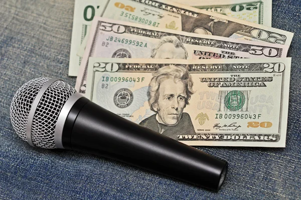 Microfoon en cash — Stockfoto