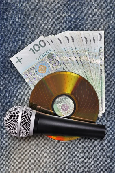 Mikrofon dan uang tunai — Stok Foto
