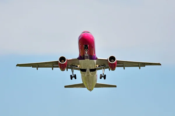 하늘에 떠 있는 비행기 — 스톡 사진