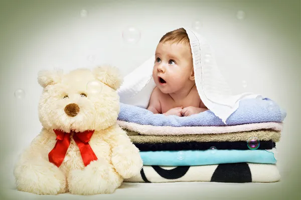 Bebê deitado em toalhas Imagens Royalty-Free