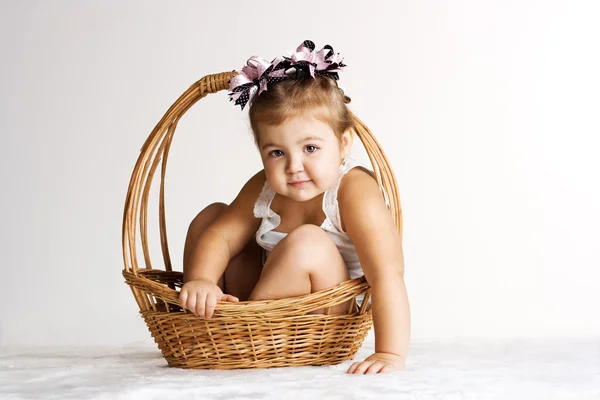 Malá holčička v košíku Stock Obrázky